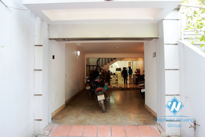 Cheap house for rent in Nghi Tam area, Tay Ho, Ha Noi